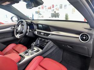 <span class=keywords><strong>Alfa</strong></span> <span class=keywords><strong>Romeo</strong></span> <span class=keywords><strong>Stelvio</strong></span> Veloce <span class=keywords><strong>2024</strong></span> : Luxe Abordable - Product Image 6