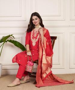 Nuevo diseñador Diamond Silk Cotton Top bordado a mano con manga larga y hermoso cuello Bordado a mano y pantalón tejido Dupatta - Product Image 1