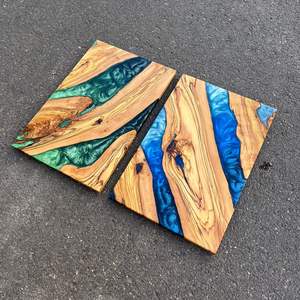 Tabla de cortar de resina y madera multicolor con superficie lisa y pulida, ideal para preparar alimentos de forma higiénica. - Product Image 3