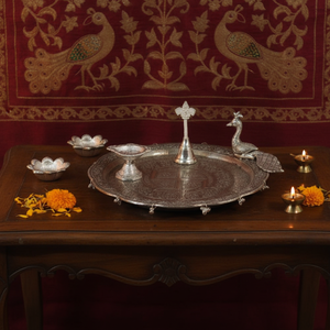 Ensemble de thali de prière en métal Art Déco indien traditionnel, finition argentée, avec assiette Aarti, lampe à huile, cloche, bols Haldi Kumkum, décorations Diwali - Product Image 3