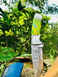 Couteau de chasse en acier damas fabriqué à la main avec manche en résine bord partiellement dentelé léger et durable - Product Image 2