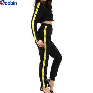 Ensemble de survêtement streetwear d'hiver pour femmes, logo personnalisé, boutons-pression intégrés, pantalon de jogging long à coupe courte, 2 pièces, polaire écologique - Product Image 4