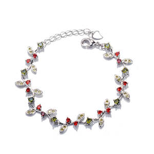 Bracciale a catena sottile in argento sterling con granato e peridoto, gioiello artigianale a forma di rosa - Product Image 1