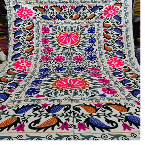 Couette de broderie suzani brodée à la main en paisley & floral conçue, idéale pour les créateurs de vêtements pour la confection de vestes - Product Image 1