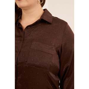 Blusa de Mujer Talla Grande con Estampado de Piedras Marrones y Efecto Satinado RMG - Elegante Blusa Holgada de Primavera/Verano para Uso Diario - Product Image 2