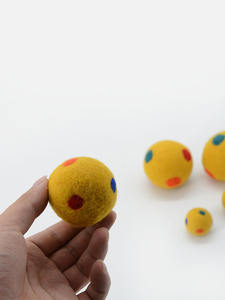 Boule de feutre en laine fait main - Produit pour animaux de compagnie en laine - Produit pour animaux de compagnie le plus vendu - Boules de feutre de couleur jaune - Product Image 2