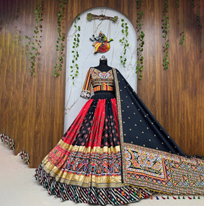 Nuevo Lehenga Choli de diseñador para Navratri, Lehenga para festivales indios, hermoso estampado digital con trabajo de espejos reales y encaje hecho a mano en pal. - Product Image 1