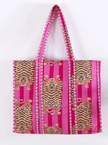 Bolso de compras de algodón rosa hecho a mano con estampado de tigre indio, bolso de hombro acolchado con estampado de bloque de mano, accesorio de moda - Product Image 2