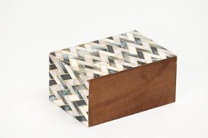 Porta Cucharas Clásico de Madera de Tres Niveles con Estampado Floral, Base Antideslizante para un Uso Seguro en la Cocina, a Precio Económico en India - Product Image 2