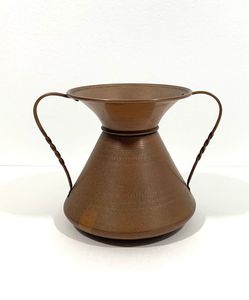 แจกันดอกไม้โลหะหรูหราพร้อมรูปทรงถ้วยและการออกแบบตกแต่งสำหรับการตกแต่งภายในแบบดั้งเดิม - Product Image 5