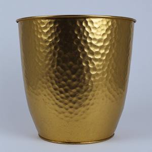 Hosepot de lujo con acabado de latón dorado antiguo perfectamente diseñado para el estilo de jardín interior de temporada y la decoración elegante al aire libre - Product Image 4