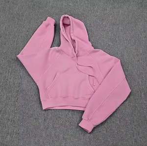 Vente en gros de sweat à capuche court pour femmes streetwear tendance avec logo personnalisé imprimé et col à capuche vêtements courts tricotés pour l'hiver - Product Image 1