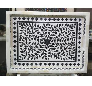 Plateau décoratif en résine fait à la main avec accent en bois naturel idéal pour servir ou présenter des plantes élégantes - Product Image 2