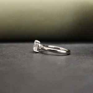 Belle bague de fiançailles unisexe tendance en or massif 14 carats avec moissanite taille coussin, certifiée IGI, en acier inoxydable, pour cadeau - Product Image 4
