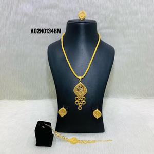 Juego de collar largo chapado en oro con cadena de caja de latón con patrón floral para bodas y fiestas - Product Image 1