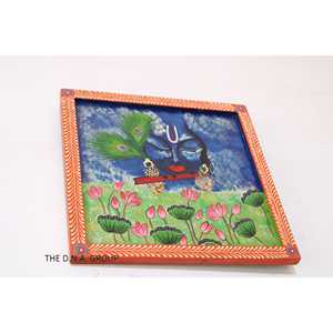 Panneau Radha Krishna en bois peint à la main conçu et fabriqué de manière complexe - Product Image 4