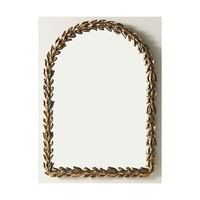 Miroir mural moderne et minimaliste complétant sans effort toute amélioration décorative de l'espace de vie intérieur