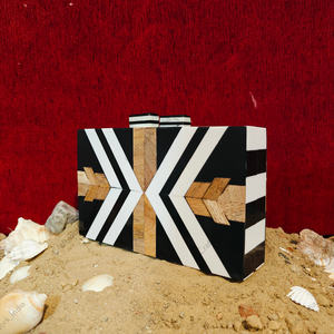 Sac à main de soirée de luxe en résine et bois incrusté, avec un design géométrique en chevron audacieux - Product Image 3