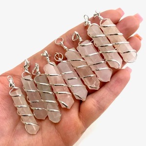 Belle Rose Quartz Point fil enveloppé balle et crayon pendentif pierre précieuse approvisionnement en gros - Product Image 1