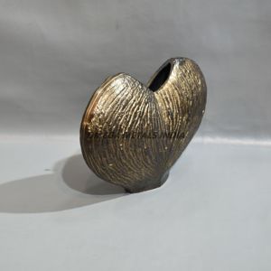 Jarrón de metal artístico moderno en oro negro metálico con forma orgánica escultural y acabado elegante para exhibición decorativa - Product Image 2