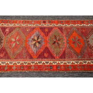 Alfombra Turca Vintage Pequeña de 3x15.8 pies, Naranja Marrón Geométrica con Elementos Florales - Product Image 5