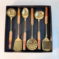 Ensemble de 6 cuillères de service de luxe avec manche en résine et bois, ornements de table pour les fêtes et les occasions spéciales - R B Overseas