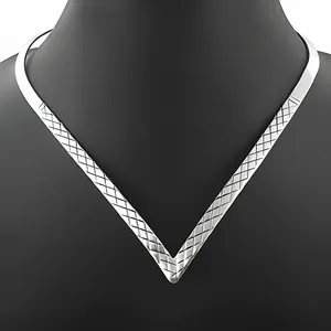 Collier chaîne à maillons en cristal plaqué argent en forme de V géométrique, unisexe, bijoux classiques, décontractés et formels - Product Image 3