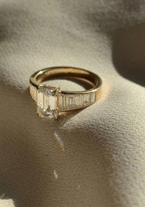 แหวนหมั้นสไตล์คลาสสิกสำหรับผู้หญิง ทองคำ 18K สีโรสโกลด์ ประดับมรกตทรงเหลี่ยมแบบอาร์ตเดโค พร้อมเพชรทรงบาแกตต์ด้านข้าง เพชรเลี้ยงในห้องปฏิบัติการ รับรองโดย IGI - Product Image 2