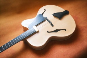 Guitare électrique <span class=keywords><strong>jazz</strong></span> artisanale Yunzhi YZ-19NYL 17 pouces, 6 cordes, corps creux sculpté, style <span class=keywords><strong>violon</strong></span>, table en épicéa, manche en érable, ébène - Product Image 2