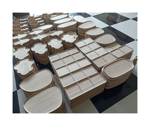 Bandeja de madera rústica Plato de comida caliente Forma y tamaño personalizados Bandeja de madera fuerte para servir hecha de varios tipos de madera natural maciza - Product Image 1