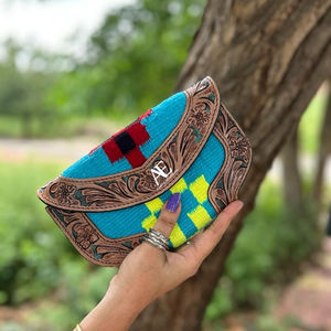 Pochette en cuir usiné aztèque occidentale véritable fait à la main Vintage marron outillage sac à main Unique pochette en cuir matelassé aztèque femmes - Product Image 1