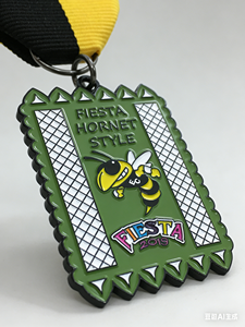 Medalla Fiesta Hornet con un diseño de esmalte de abeja vivo y llamativo. Premio perfecto para celebrar fiestas y momentos memorables con estilo - Product Image 2