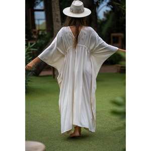 Vestido Largo Kaftan Blanco Bordado para Mujer, Cuello en V, Cordón Ajustable, Estilo Boho, Ropa de Lujo para Resort - Product Image 3