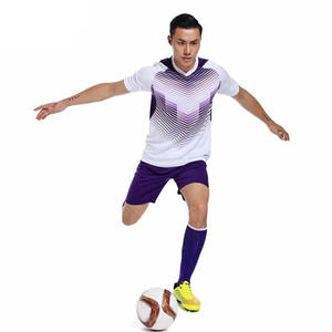 Ensemble de vêtements de football personnalisables de haute qualité pour adultes, comprenant un haut avec logo imprimé numériquement, service OEM disponible, kits unisexes - Product Image 3