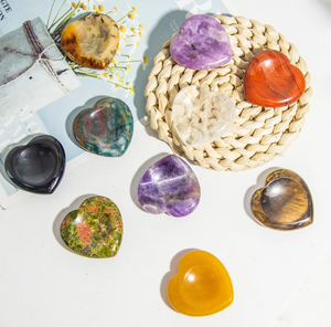 Pierre d'inquiétude de coeur de pierre semi-précieuse d'artisanat de cristal de quartz poli naturel d'Europe pour le massage et les soins curatifs - Product Image 1