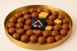 La bandeja de servicio de metal de color dorado agrega un toque refinado a cualquier presentación de chocolate, desde reuniones casuales hasta grandes celebraciones - Product Image 6