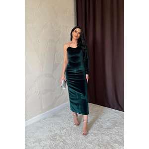 Vestido de Esmeralda al por Mayor con Hombro Descubierto, Detalle de Tiras con Pedrería y Cintura Natural - Product Image 4