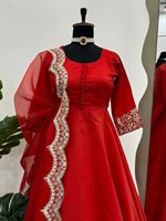 Karva Chauth Robe longue traditionnelle à col rond de couleur rouge de Surat
