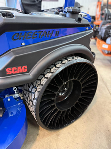 Cortadora de Césped Comercial de Giro Cero Heavy Scag Cheetah II Edición Bluebird de 61 Pulgadas con Motor Kawasaki EFI de 38.5 HP - Product Image 3