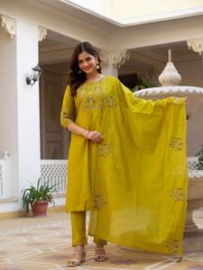 Ensemble Kurta et pantalon traditionnel indien avec dupatta assorti - Product Image 2