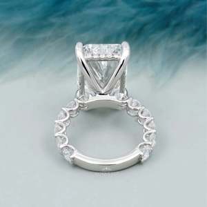 Anillo de Compromiso con Halo Oculto y Corte Radiante Certificado por IGI con Banda de Diamantes Redondos - Product Image 4