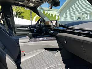 Escalae V SUV 2022, 682 hp, Motor V8 Supercargado, Tracción en las Cuatro Ruedas, Sistema de Sonido AKG Studio, Asientos de Cuero, Faros LED, Techo Panorámico Automático - Product Image 5