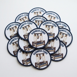 Parche Bordado Ovalado Personalizado al por Mayor, Insignia de Hilo de Lana con Borde Merrow, Fabricante de Emblemas Textiles para Ropa a Granel - Product Image 3