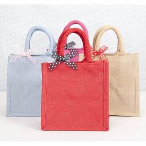 Bolsas de regalo de yute de alta calidad respetuosas con el medio ambiente personalizadas al por mayor con logotipo personalizado para uso promocional en mercados globales - Product Image 5