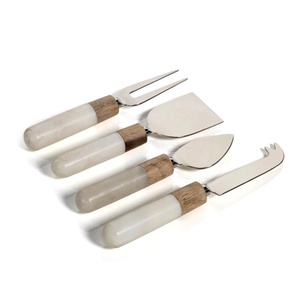 Juego de Herramientas de acero inoxidable, esparcidor de queso Chapado en plata con mármol blanco redondo y mango de madera - Product Image 1