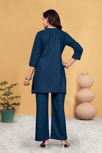 Ensemble coordonné ethnique indien Rama Green de qualité supérieure avec un travail de broderie exquis et un pantalon droit confortable - Product Image 3