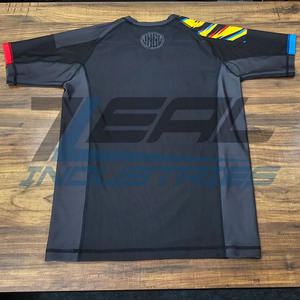 MMA เสื้อแรชการ์ดพิมพ์ซับลิเมชันกำหนดเอง240ป้องกันอัลทวอยเลต์ GSM การบีบอัดการต่อสู้แบบผดผื่น BJJ ผลิตในปากีสถาน - Product Image 2