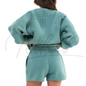 เสื้อสเวตเชิ้ตคอกลมลายโลโก้แบบกำหนดเองสำหรับฤดูหนาว ชุดเซ็ตเสื้อและกางเกงขาสั้นผ้าฝ้ายผสมคุณภาพสูง ระบายอากาศได้ดี บุซับในอย่างดี สำหรับผู้หญิง รับผลิตแบบ OEM - Product Image 3