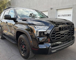 Maravillosa Camioneta Usada Negra 2025 para Sequoia TRD Pro Híbrida 4WD con Llantas de Aleación, Asientos de Cuero Claro, Sistema de Navegación y Techo Solar Panorámico - Product Image 2