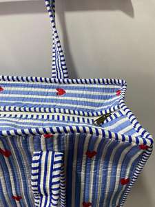 Sac fourre-tout en coton doux matelassé fait à la main, rayé bleu, avec broderie de cœur, fermeture éclair, sac de voyage et quotidien mignon - Product Image 5